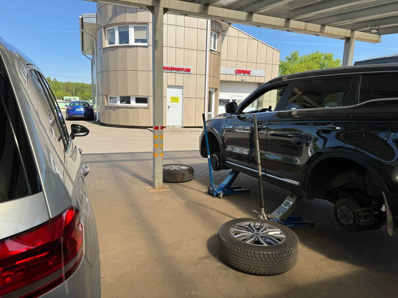 Автомобиль на домкрате без колес перед их установкой