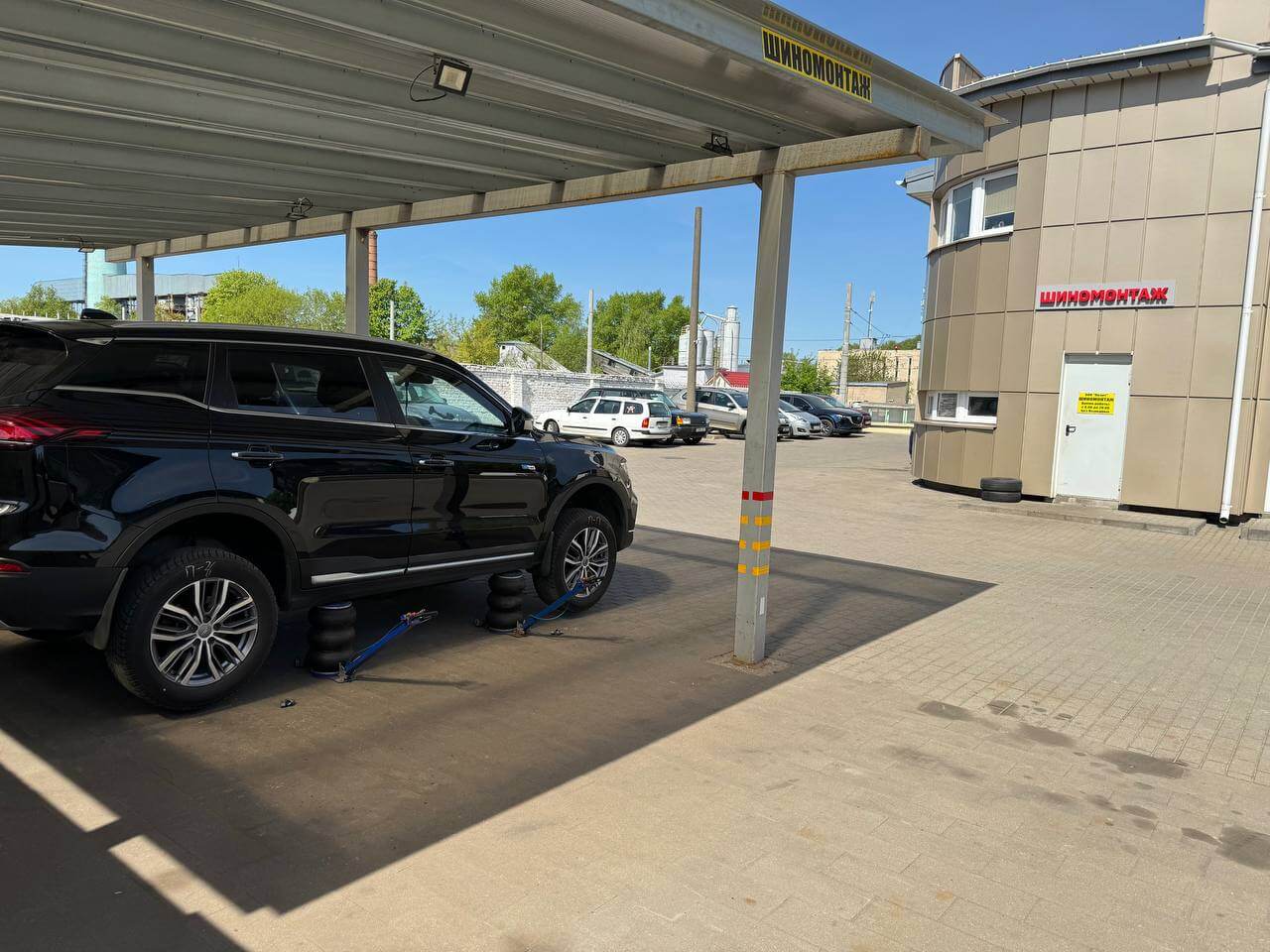 Автомобиль на гидравлических домкратах для шиномонтажа
