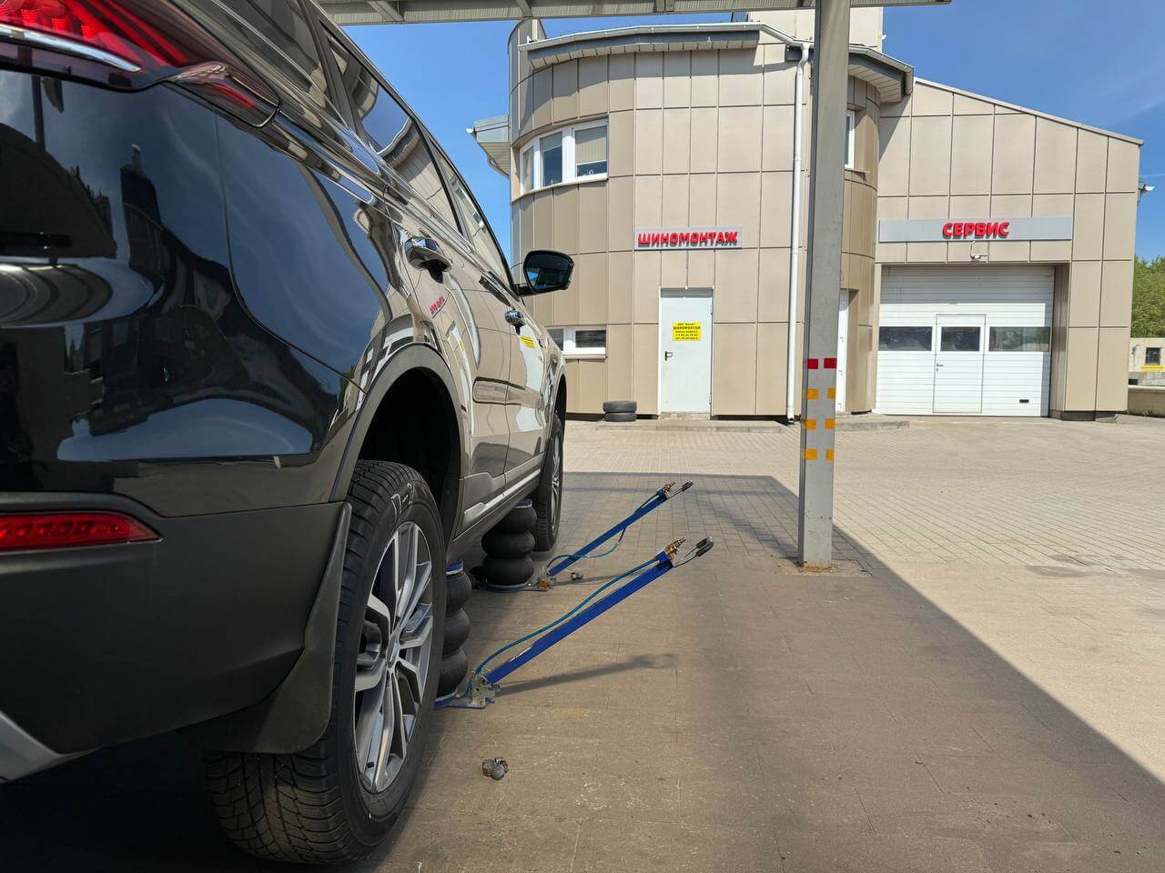 Автомобиль на пневмодомкратах