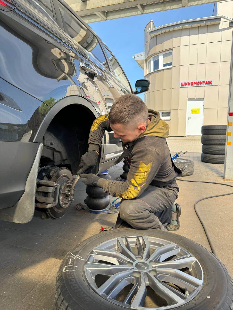 Зачистка ступицы перед установкой автомобильного колеса